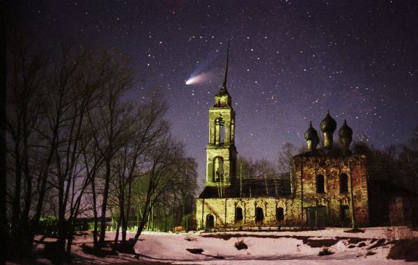 Комета Хейла-Боппа над руинами церкви. - астрофотография