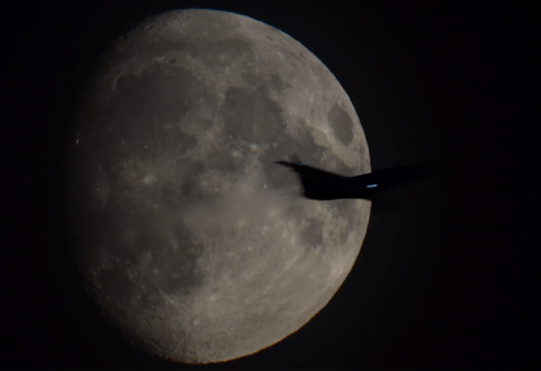 Пролёт самолёта на фоне Луны (Ф=+87% от 29.07.23) - астрофотография