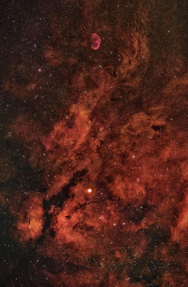 Облака ионизированного водорода в созвездии Лебедя.  - астрофотография