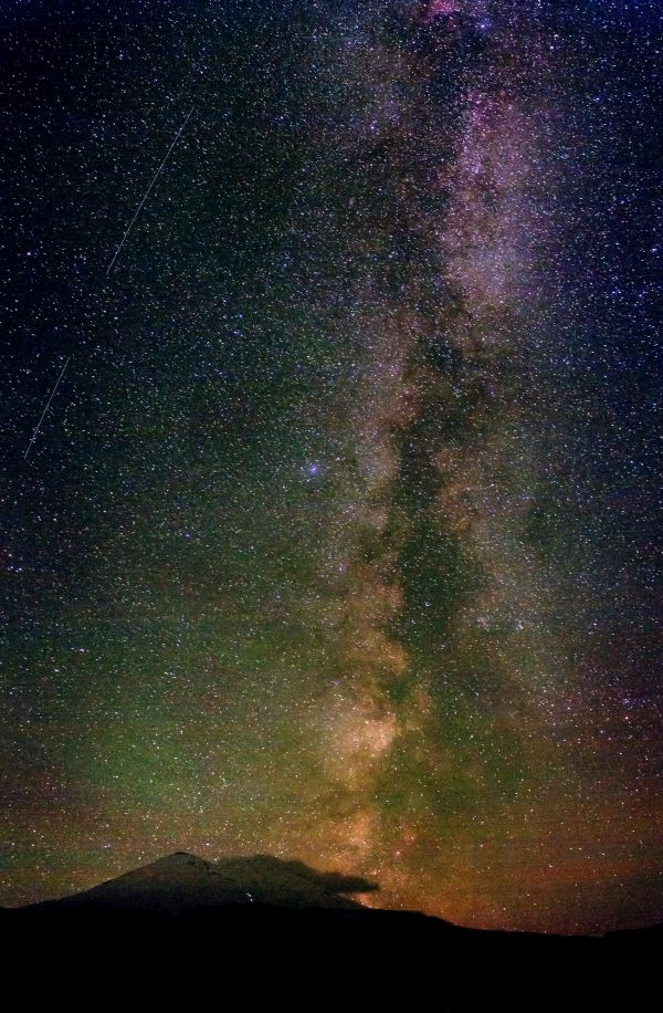 Звёздная панорама над седовласым стариком Эльбрусом - астрофотография