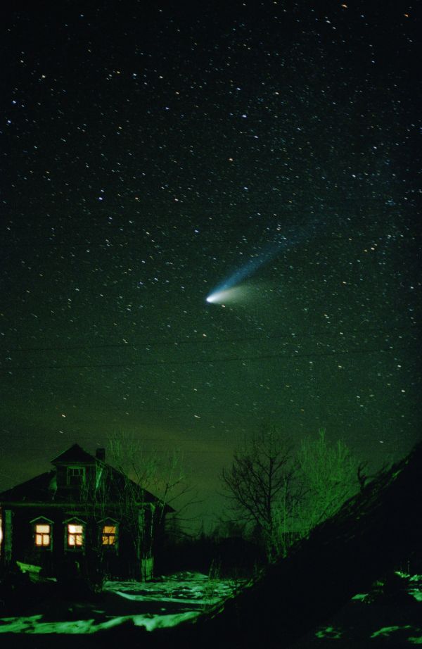 Комета Хейла-Боппа. Вид из деревни. - астрофотография
