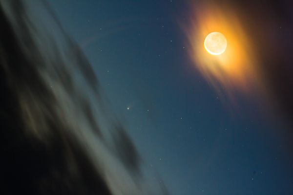 Комета 12Р Понса Брукса  и Луна (пепельный свет)  - астрофотография