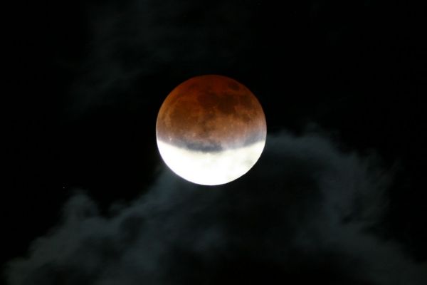 Lunar eclipse, 10 december 2011, 19:28 - астрофотография