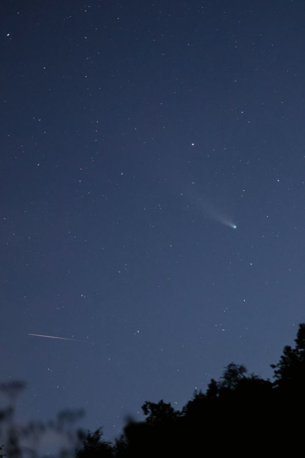 Комета C/2020 F3 NEOWISE и спутник - астрофотография
