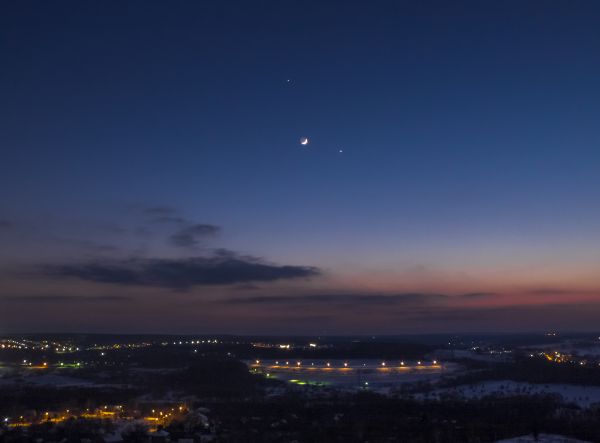 Вечернее трио Юпитера, Венеры и молодого Лунного месяца - астрофотография