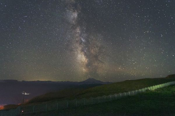Mountains at Midnight - астрофотография