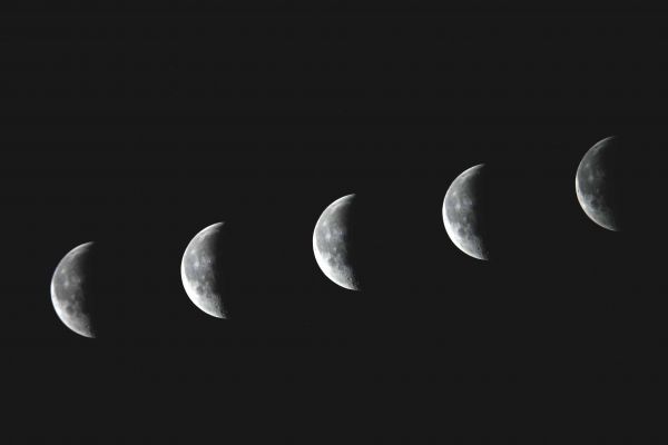 Трек луны по ночному  небосводу. - астрофотография