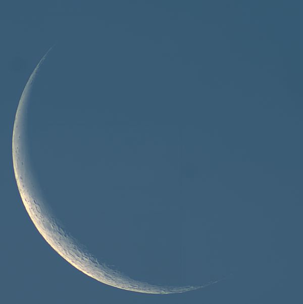 Убывающая Луна на утреннем небе - астрофотография