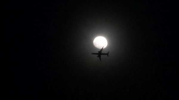 Транзит самолёта по луне - астрофотография