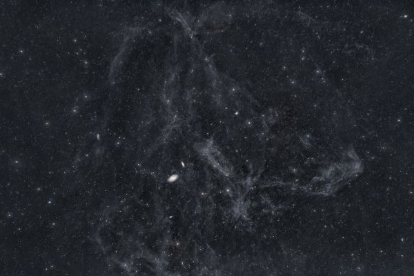 Группа M81 — группа галактик в созвездиях Большая Медведица и Жираф,  в тч галактики Мессье 81 (Галактика Боде) и Мессье 82 (Галактика Сигара) и межзвездная пыль - астрофотография