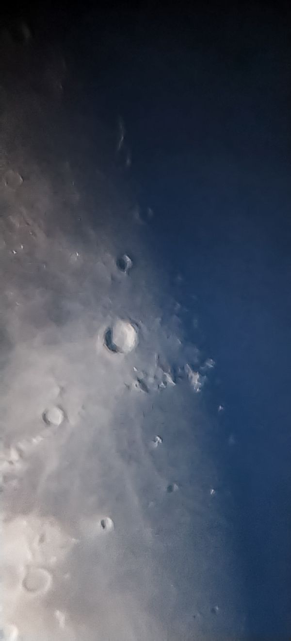 Кратер на луне - астрофотография