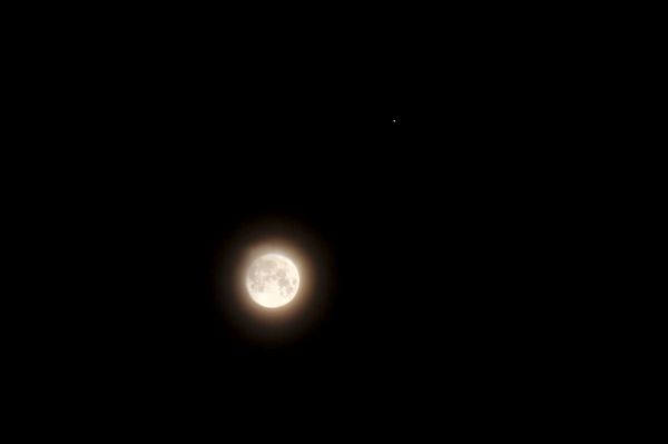 ЛУНА(а также лунный венец) И ЮПИТЕР-СБЛИЖЕНИЕ!Дата 09.10.2022 - астрофотография