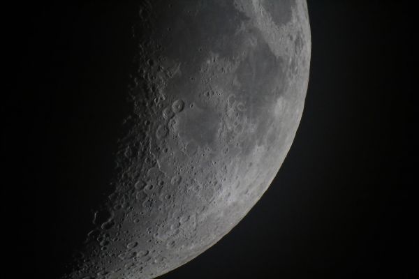 Лунная поверхность - астрофотография