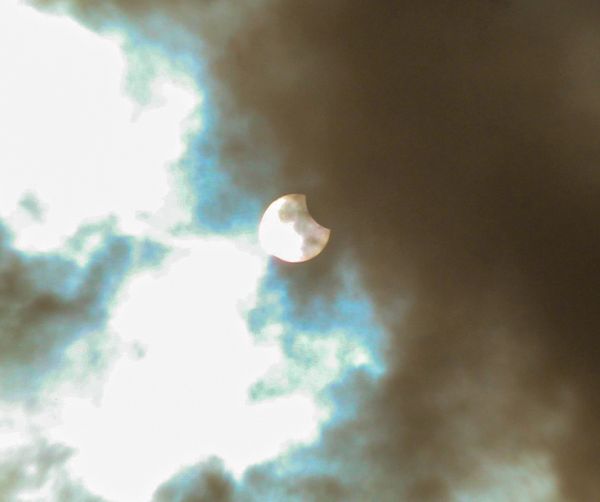Солнечное затмение 10.06.21 сквозь облака - астрофотография
