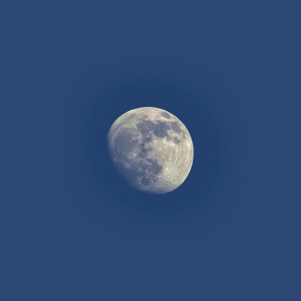 Луна на вечернем небе - астрофотография