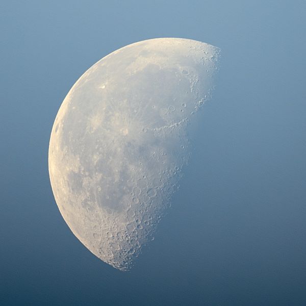 Daytime Moon 01.07.2021 - астрофотография