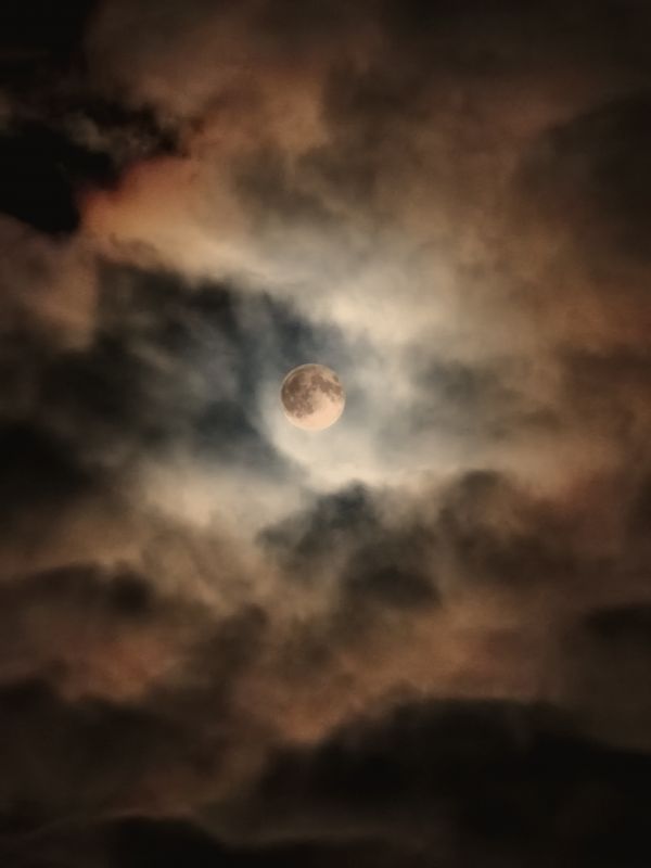 Луна в облаках ночью 28.04.2021 - астрофотография