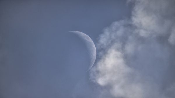 Луна сегодня днем-уловил момент между облаками!!!! - астрофотография