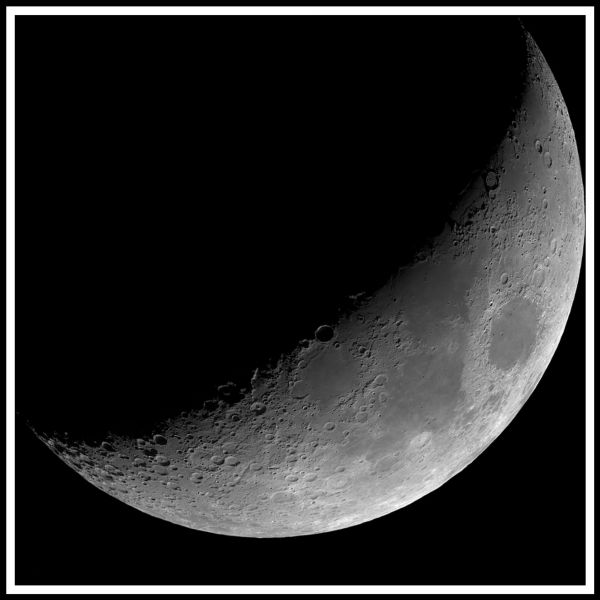 Красивая Луна с кратерами - астрофотография