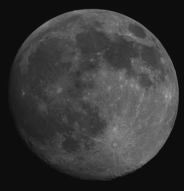 Луна в фазе близкой к полнолунию - астрофотография