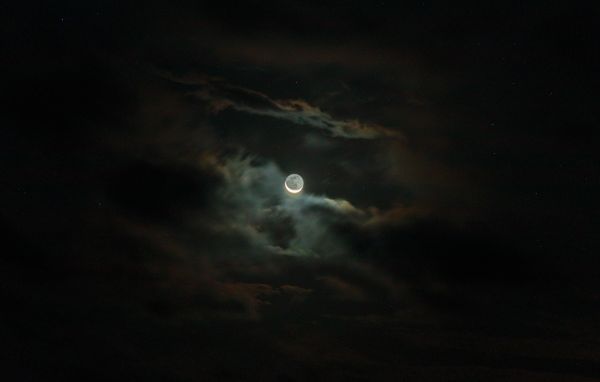 Старая Луна около новолуния. - астрофотография