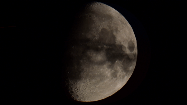 Пролёт самолёта на фоне Луны (Ф=+70% от 24.09.23). Север - астрофотография