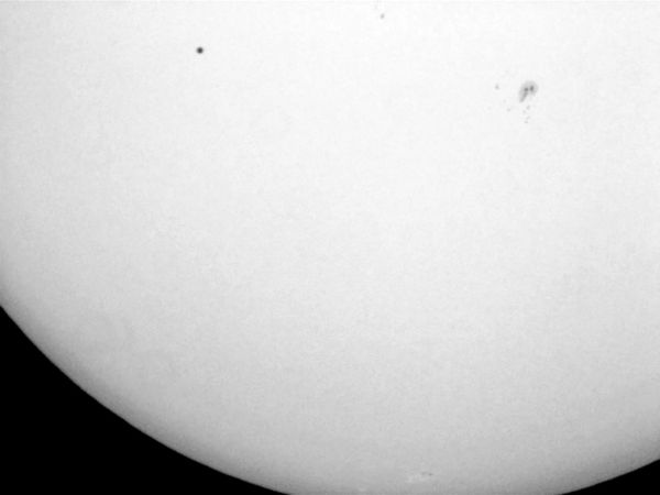 Меркурий в сравнении с группой солнечных пятен - астрофотография