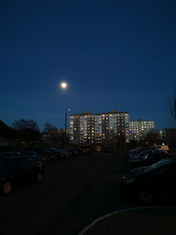 Луна в городе-16.01.2022 - астрофотография