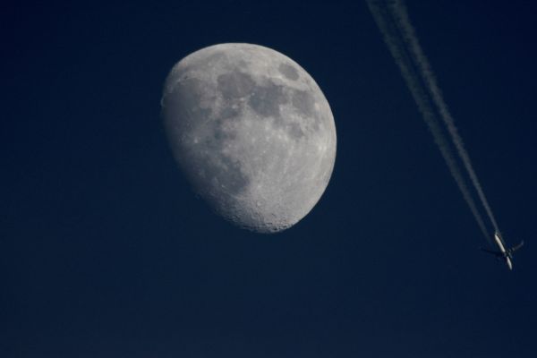 Луна и самолет - астрофотография