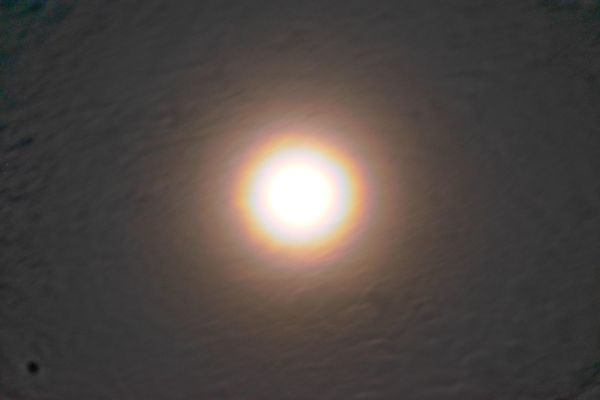 Лунное гало в виде радуги - астрофотография