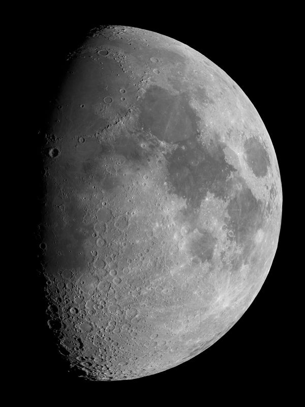 Луна в первой четверти - астрофотография