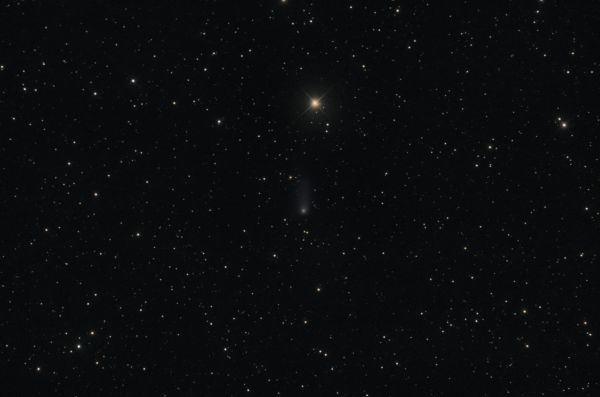 Комета C/2018 N2 (ASASSN) рядом с яркой звездой  HD5118 в созвездии Андромеды - астрофотография