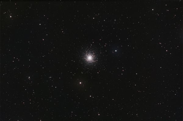 Рассеянное шаровое звездное скопление М13 в созвездии Геркулес - астрофотография