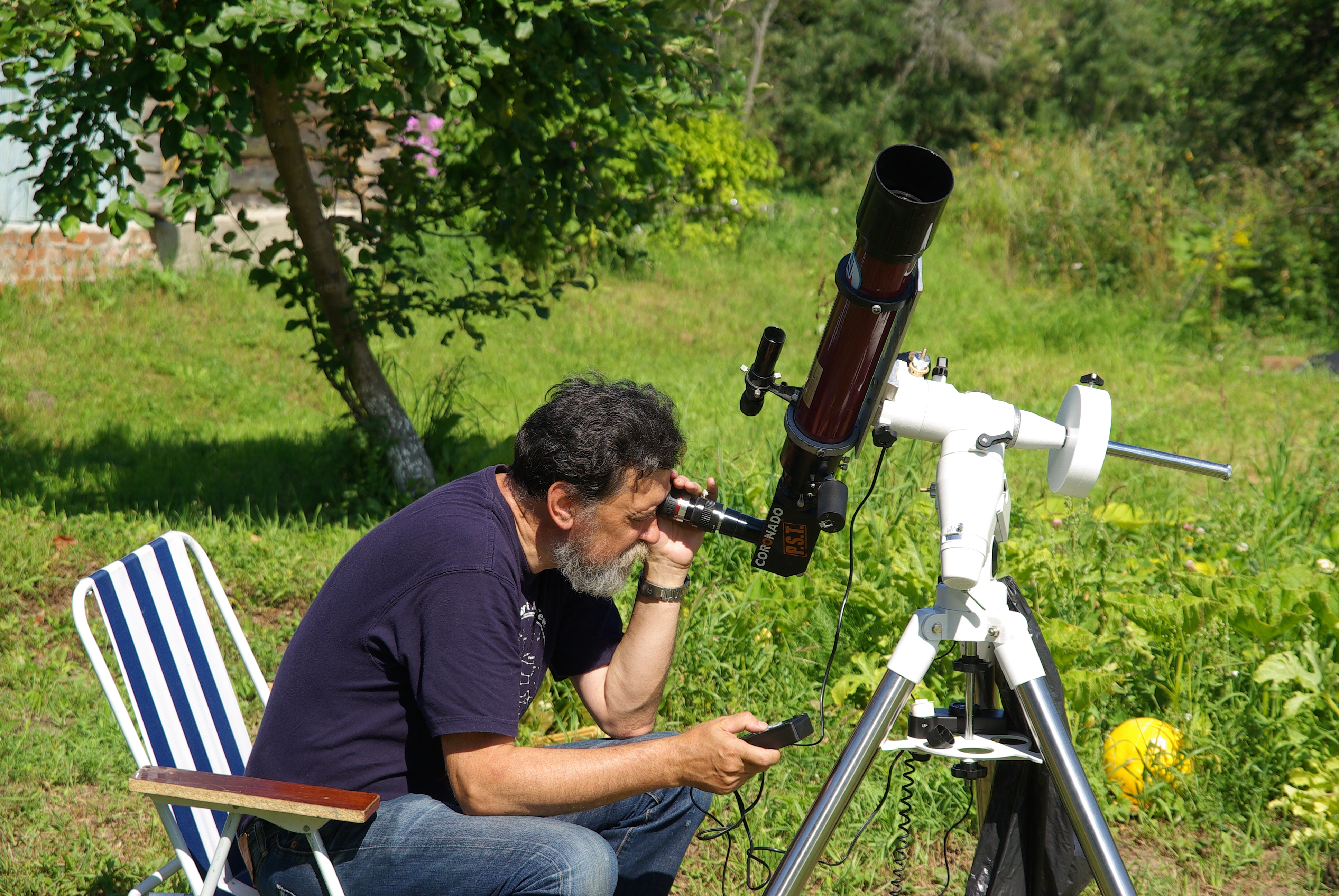 Как наблюдать за солнцем. Наблюдения солнца в телескоп. Телескоп для наблюдения за солнцем. Оборудование астронома. Солнечные телескопы для наблюдения за солнцем.