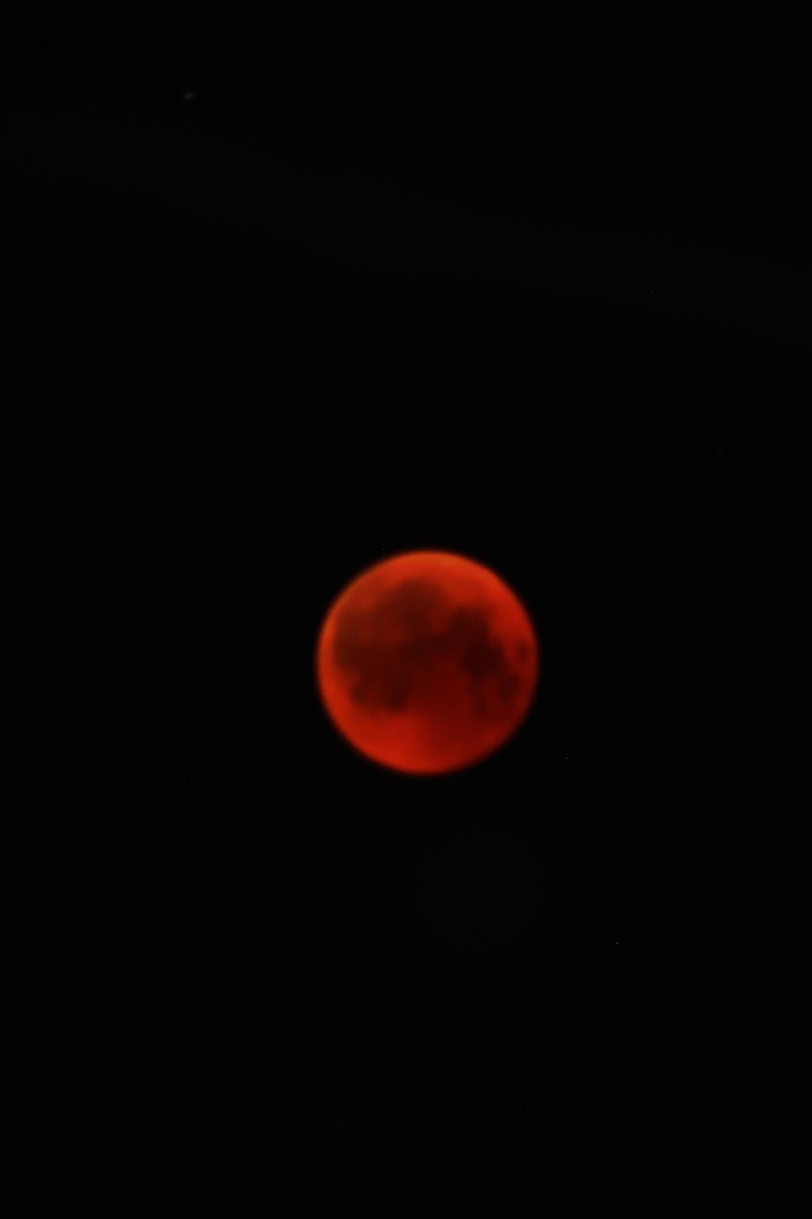 Кровавая луна почему. Красная Луна. Красная Луна затмение. Красная Луна Астрофото. Кровавая Луна от Марса.