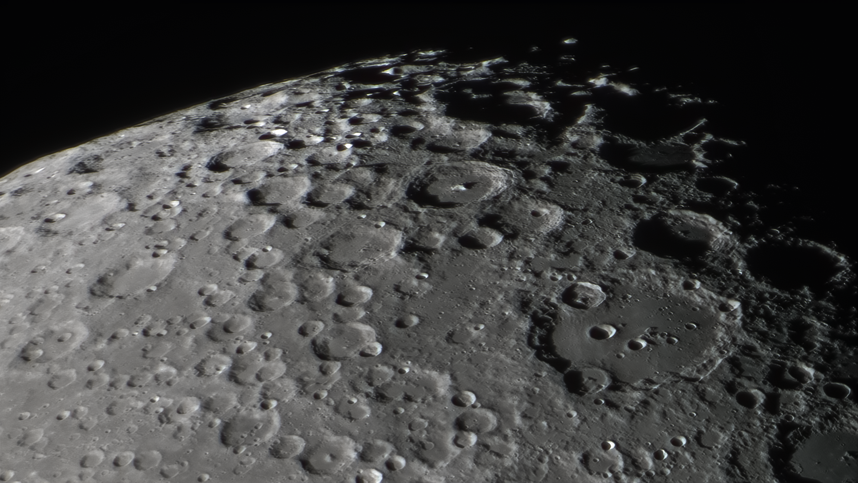 Кратер Клавиус. Кратер Клавий на Луне. Фото Луны высокого разрешения на рабочий стол. Луна Астрофото кратер тихо.